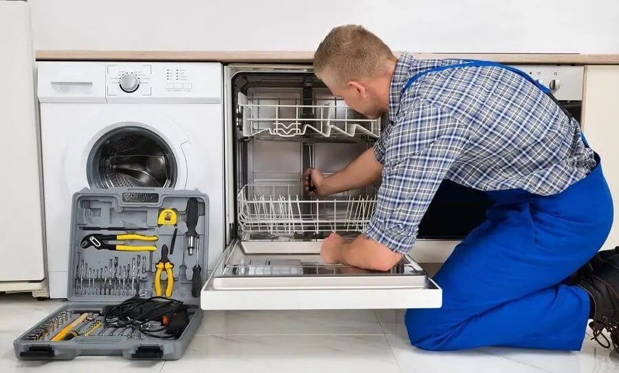 Karasu Dominox servisi teknisyen ekibi beyaz eşya tamiri yaparken